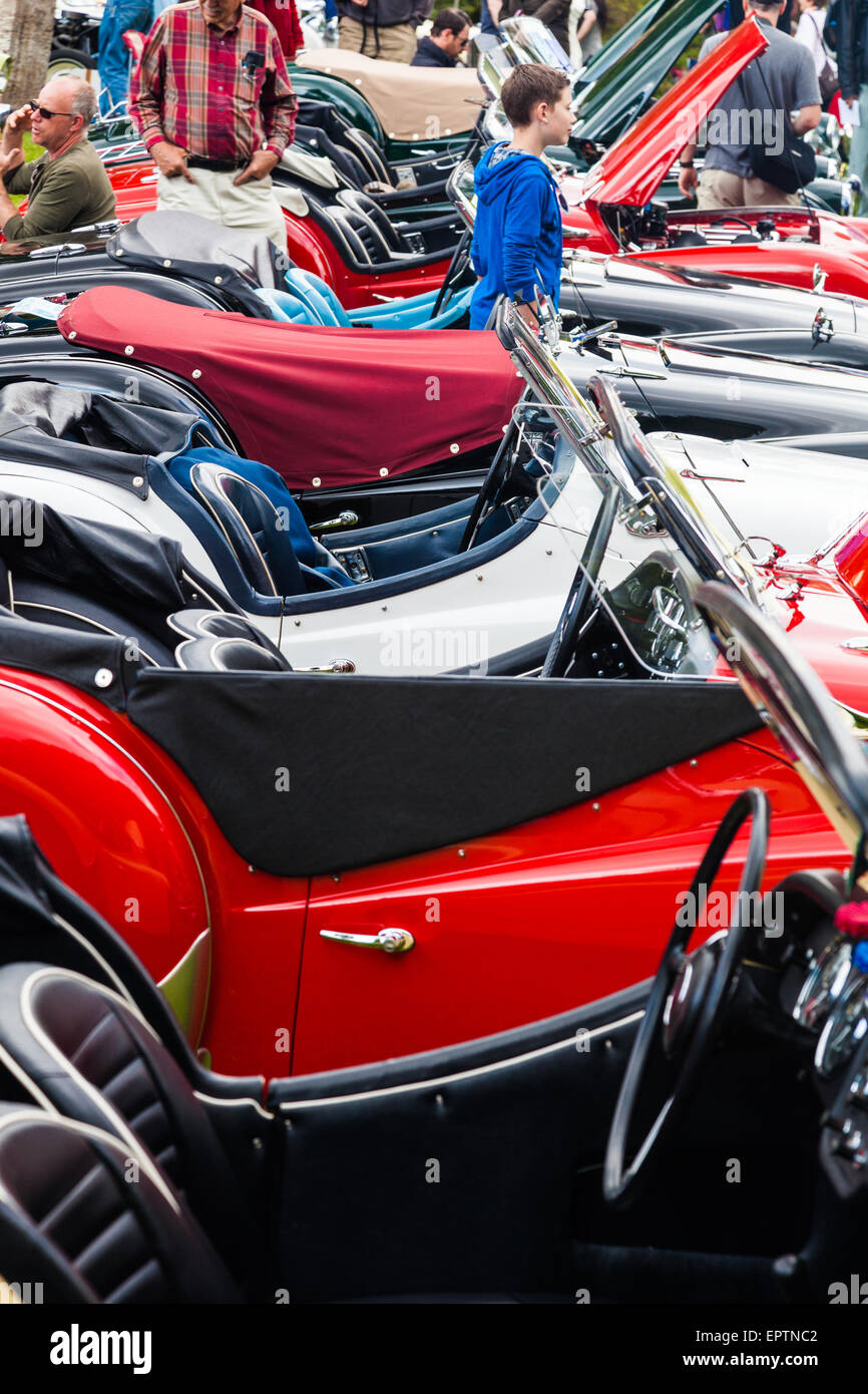 Fila di trionfo british roadster auto sportive a soddisfare in Vancouver Foto Stock