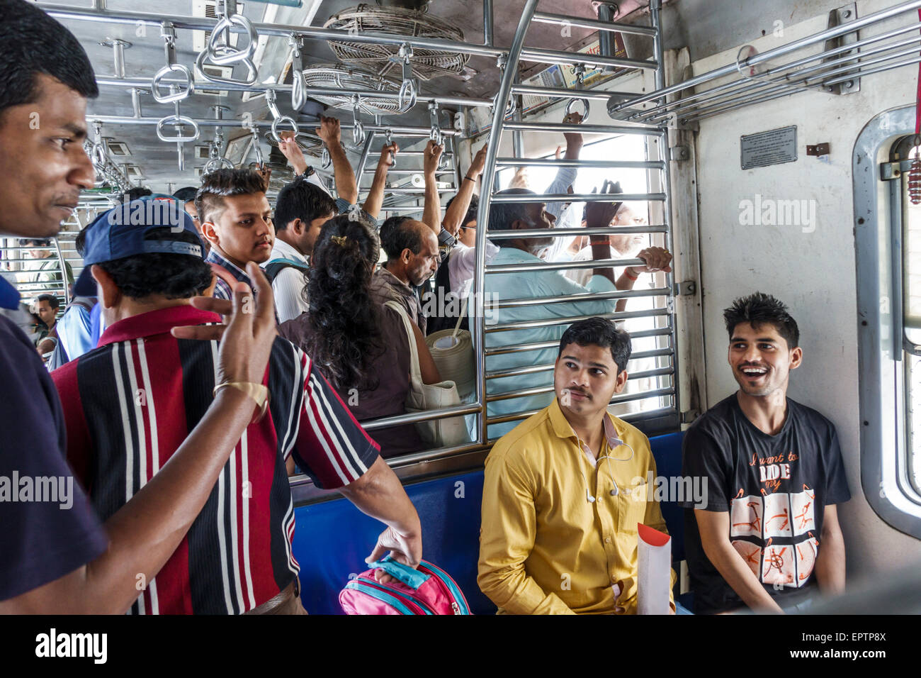 Mumbai India,Charni Road Railway Station,Western Line,treno,passeggeri passeggeri motociclisti,riders,uomo uomo maschio,interno,cabina,India150228010 Foto Stock