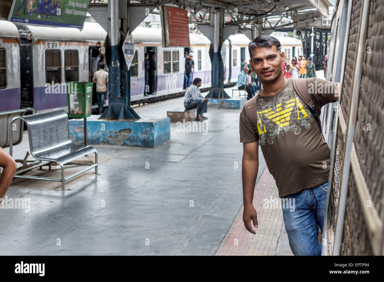 Mumbai India,Mumbai Central Local Railway Station,Western Line,treno,piattaforma,uomo uomo maschio,passeggeri passeggeri motociclisti,rider,appendere fuori aperto fare Foto Stock