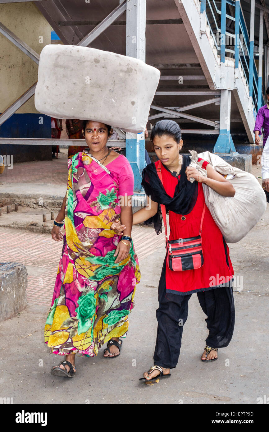 Mumbai India,Dharavi,Mahim Junction Railway Station,Western Line,treno,piattaforma,donna donna donne,madre,figlia,Hindu,bindi,bindi,passeggero passeng Foto Stock