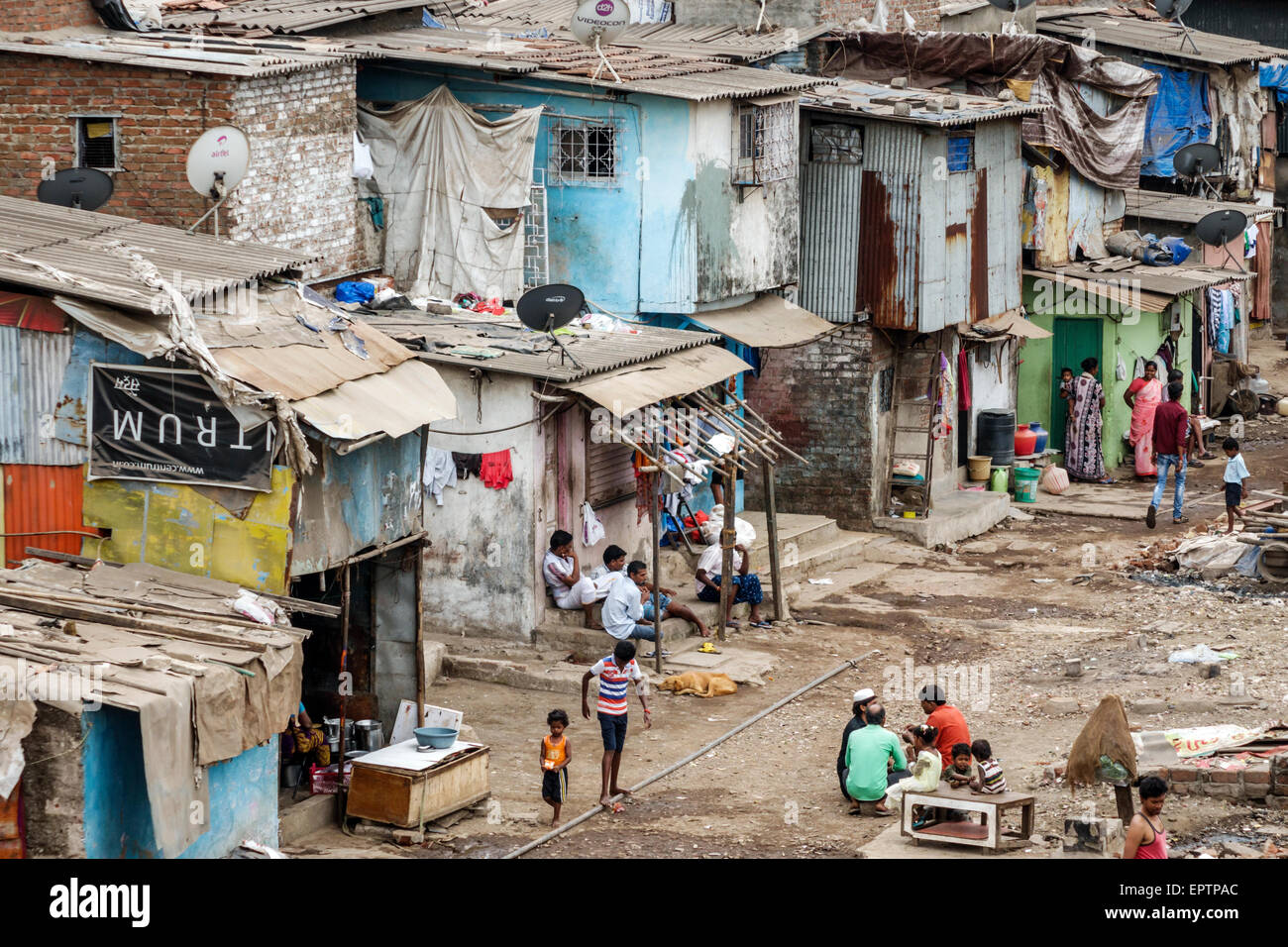 Mumbai India,Indian Asian,Dharavi,Shahu Nagar,slum,shanties,alta densità di  popolazione,povertà,residenti,basso reddito,poveri,visitatori viaggio  viaggio t Foto stock - Alamy