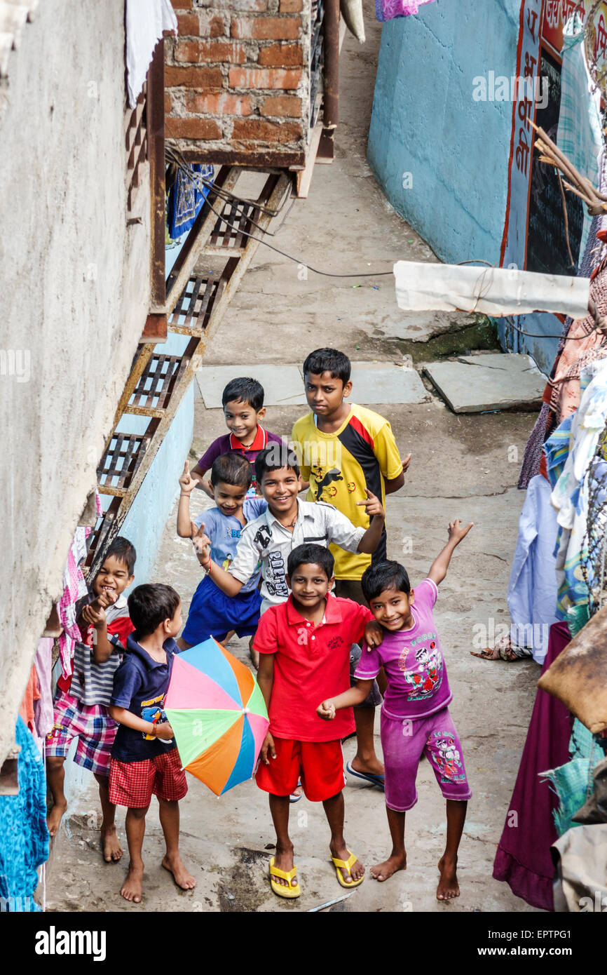 Mumbai India,Dharavi,Kumbhar Wada,slum,shanties,alta densità di popolazione,povertà,basso reddito,poveri,residenti,ragazzi maschi ragazzi bambini amici,Indù,bi Foto Stock