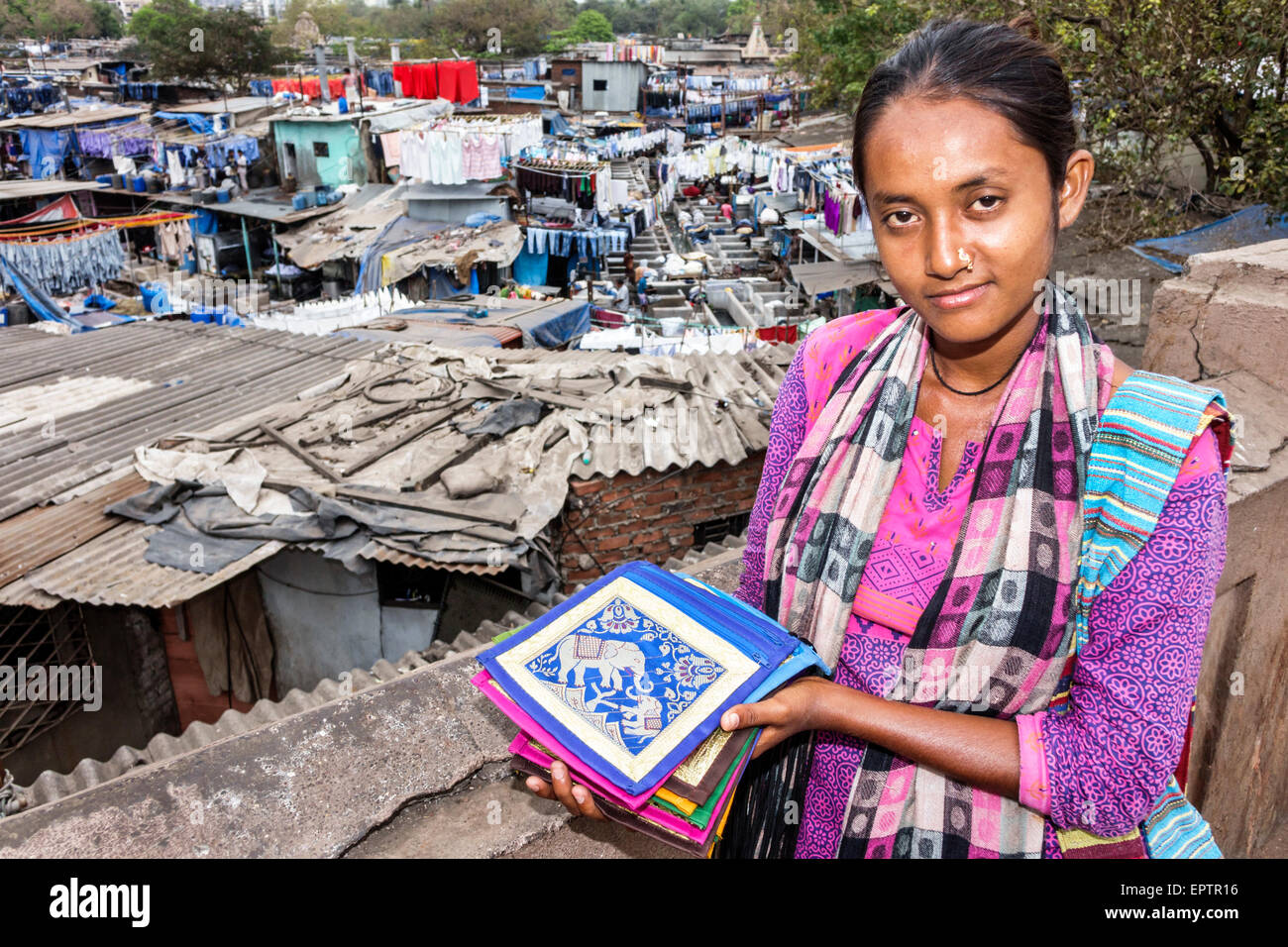 Mumbai India, Mahalaxmi, Mahalakshmi Nagar, Dhobi Ghat, Dhobighat, appendere, lavanderia, lavanderia automatica, all'aperto, donna donne, sidewalkstall, bancarelle, stand, cabine, Foto Stock