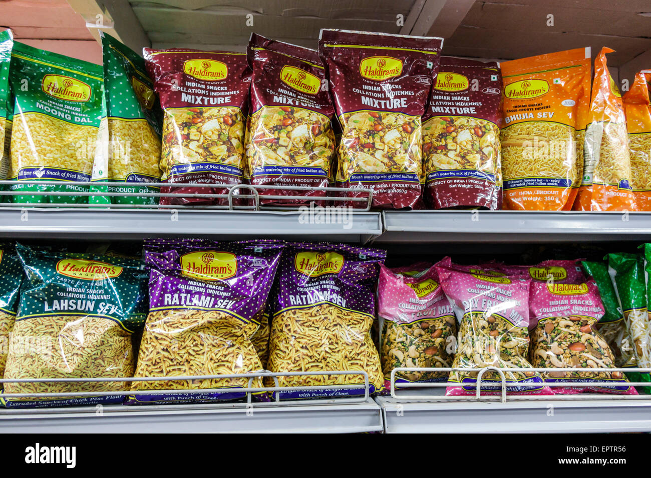 Mumbai India, Colaba, Mahatma Gandhi Road, Sahkari Bhandar, Sahakari, negozio di alimentari, supermercato, interno, shopping shopper shopping negozi di mercato Foto Stock