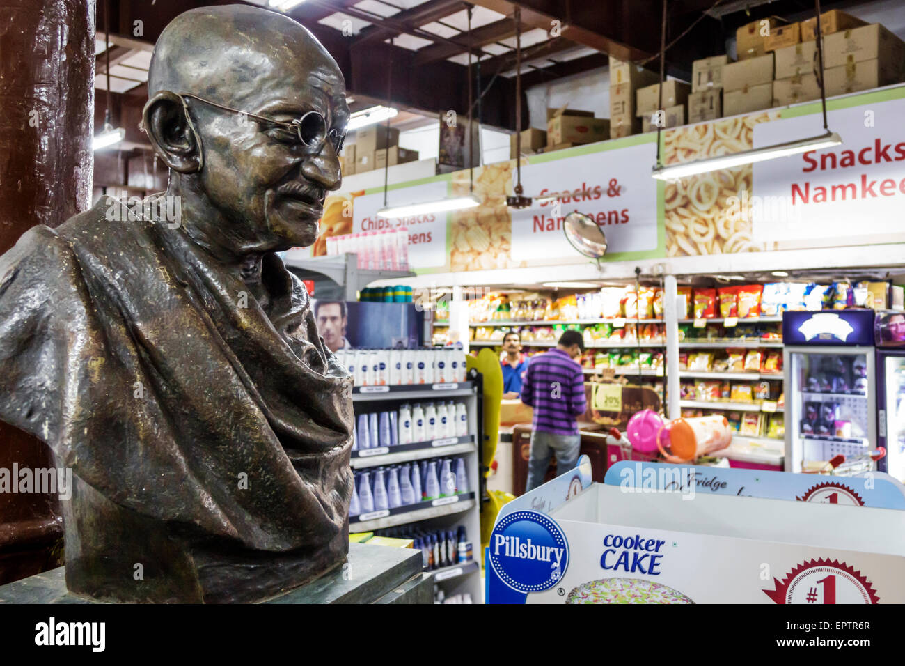 Mumbai India, Colaba, Mahatma Gandhi Road, Sahkari Bhandar, Sahakari, negozio di alimentari, supermercato, interno, shopping shopper shopping negozi di mercato Foto Stock