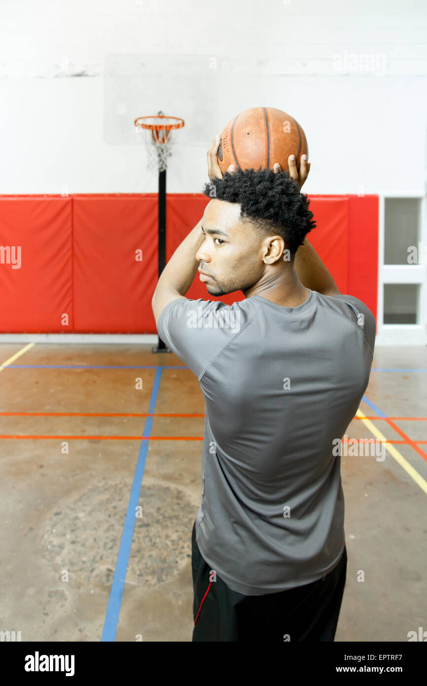 Attraente afro-americano giocatore di basket all'interno di una palestra Foto Stock