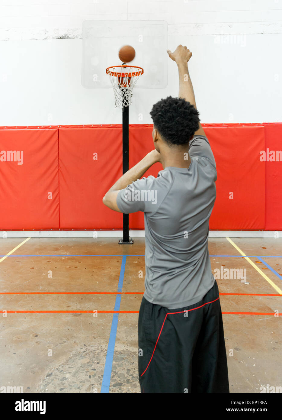 Attraente afro-americano giocatore di basket all'interno di una palestra Foto Stock