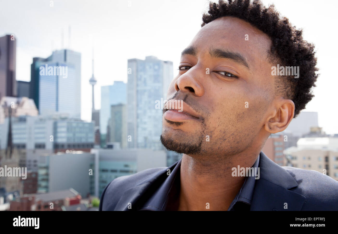 Attraente afro-american business man in posa di studio nella parte anteriore del centro cittadino di Toronto Foto Stock