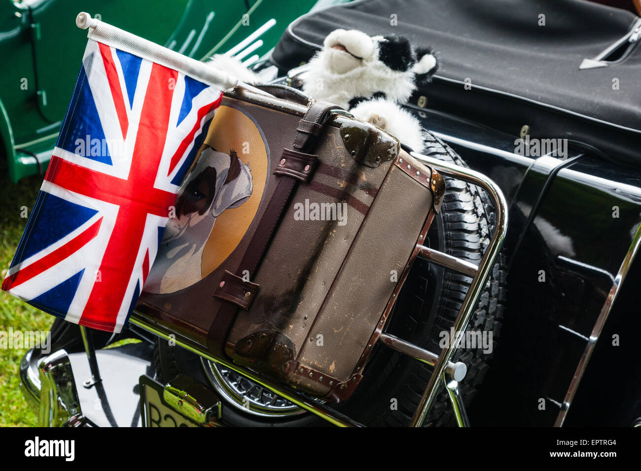 Immagine astratta della parte posteriore di un antico MG auto sportiva con i bagagli e ruota di scorta Foto Stock