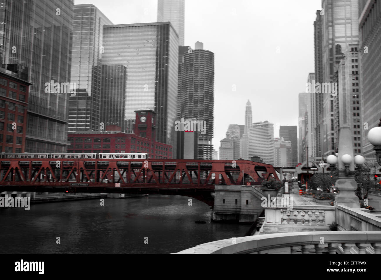 Treno attraversando un ponte in una città, Lake Street Bridge, fiume Chicago, Chicago, Cook County, Illinois, Stati Uniti d'America Foto Stock