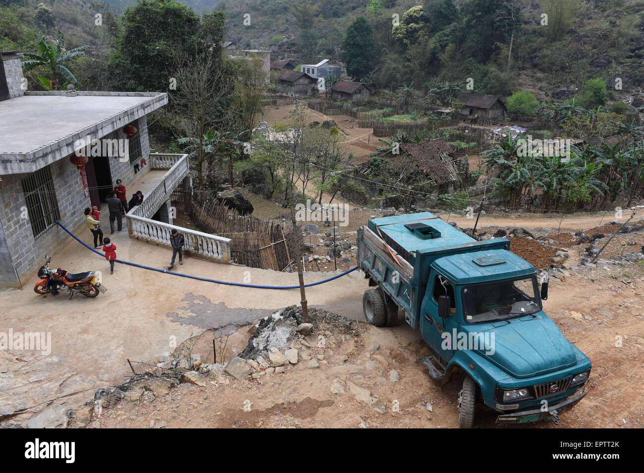 (150522) -- DAHUA, 22 maggio 2015 (Xinhua) -- Lan Shaofa trasporta un camion di acqua per la sua famiglia prima di andare fuori a lavorare a Nongyong villaggio di Bansheng township di Dahua Yao contea autonoma, a sud-ovest della Cina di Guangxi Zhuang Regione autonoma, Marzo 2, 2015. Situato al centro del Carso landforms a ovest di Guangxi, Bansheng Township soffre di un grave deficit di acqua per età. Pertanto pioggia è una benedizione per le persone che vivono su questa terra per circa mille anni che sono principalmente di Yao gruppo etnico. Per soddisfare la loro vita quotidiana ha bisogno la popolazione locale sempre la raccolta delle acque piovane con Foto Stock