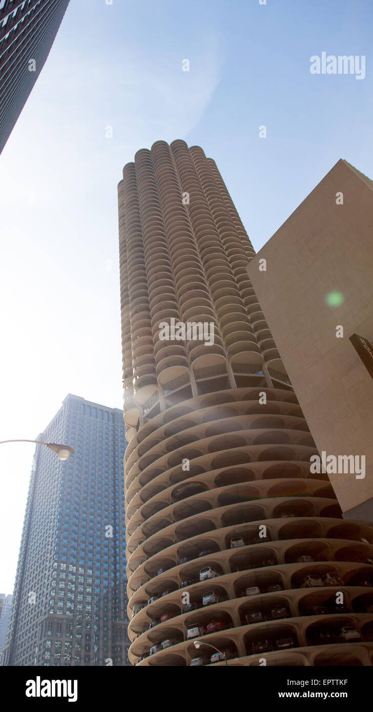 Basso angolo di visione di un grattacielo e Marina City, State Street, Chicago, Cook County, Illinois, Stati Uniti d'America Foto Stock