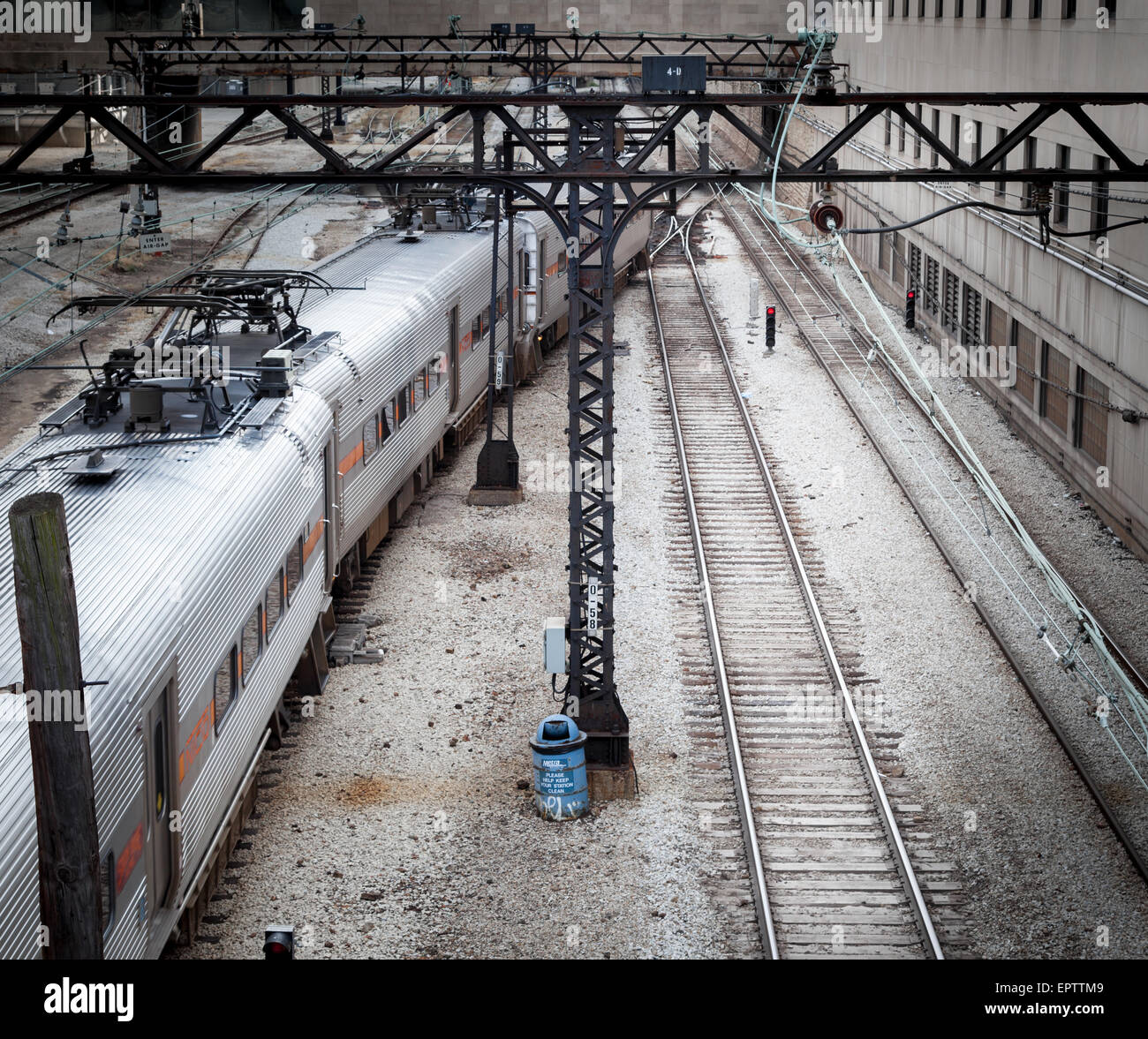 Treno in movimento sulla via, Chicago, Cook County, Illinois, Stati Uniti d'America Foto Stock