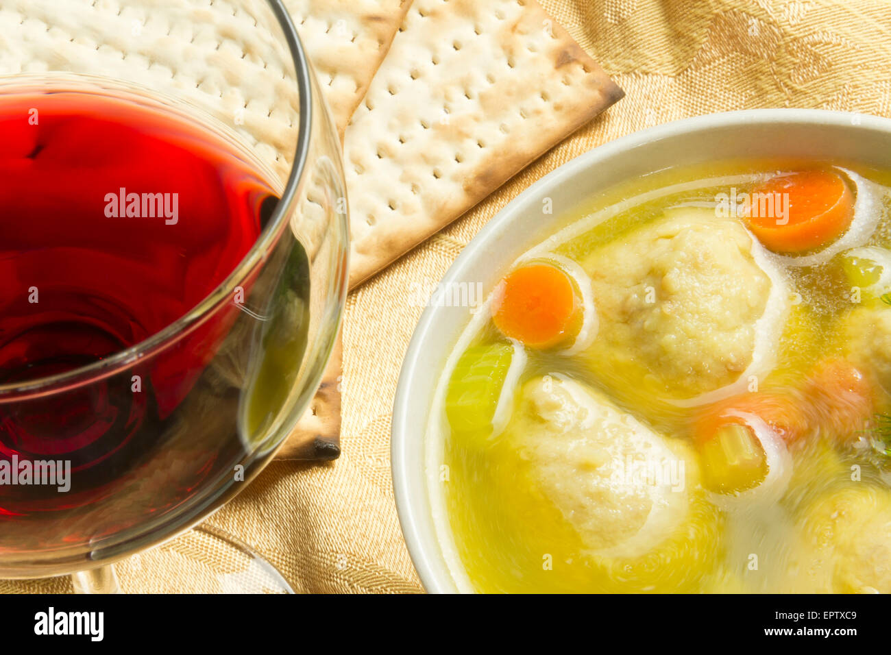 Delizioso pane azzimo zuppa a sfera con cracker vino e aneto Foto Stock