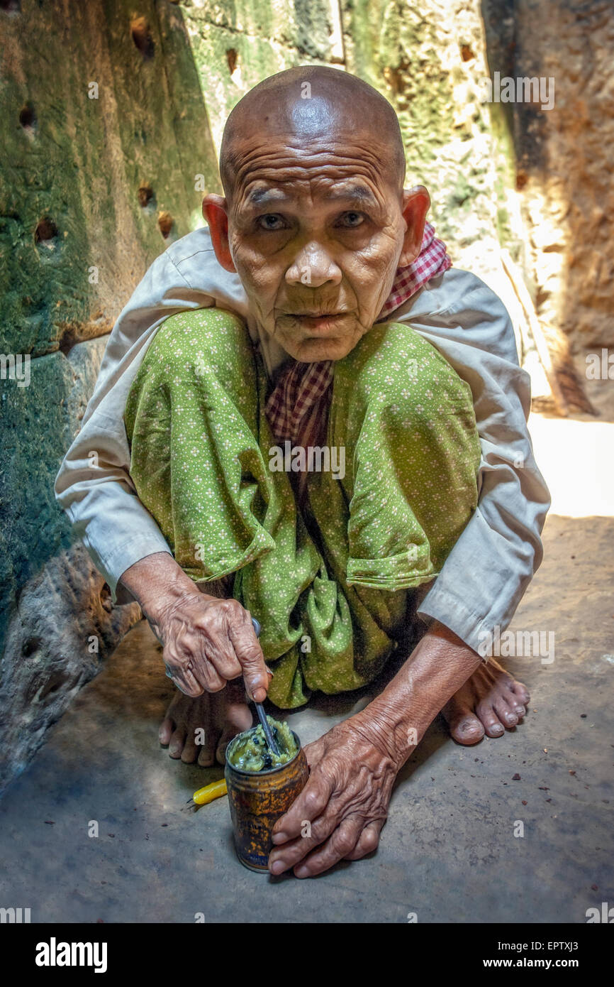 Close up di Monaco in Angkor Wat preparazione offerta Foto Stock