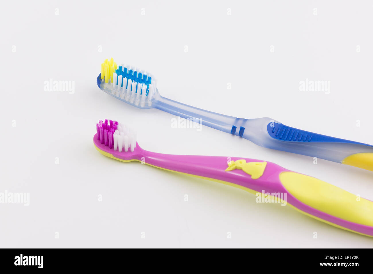 Grandi e piccoli spazzolini da denti fotografato su sfondo bianco Foto Stock