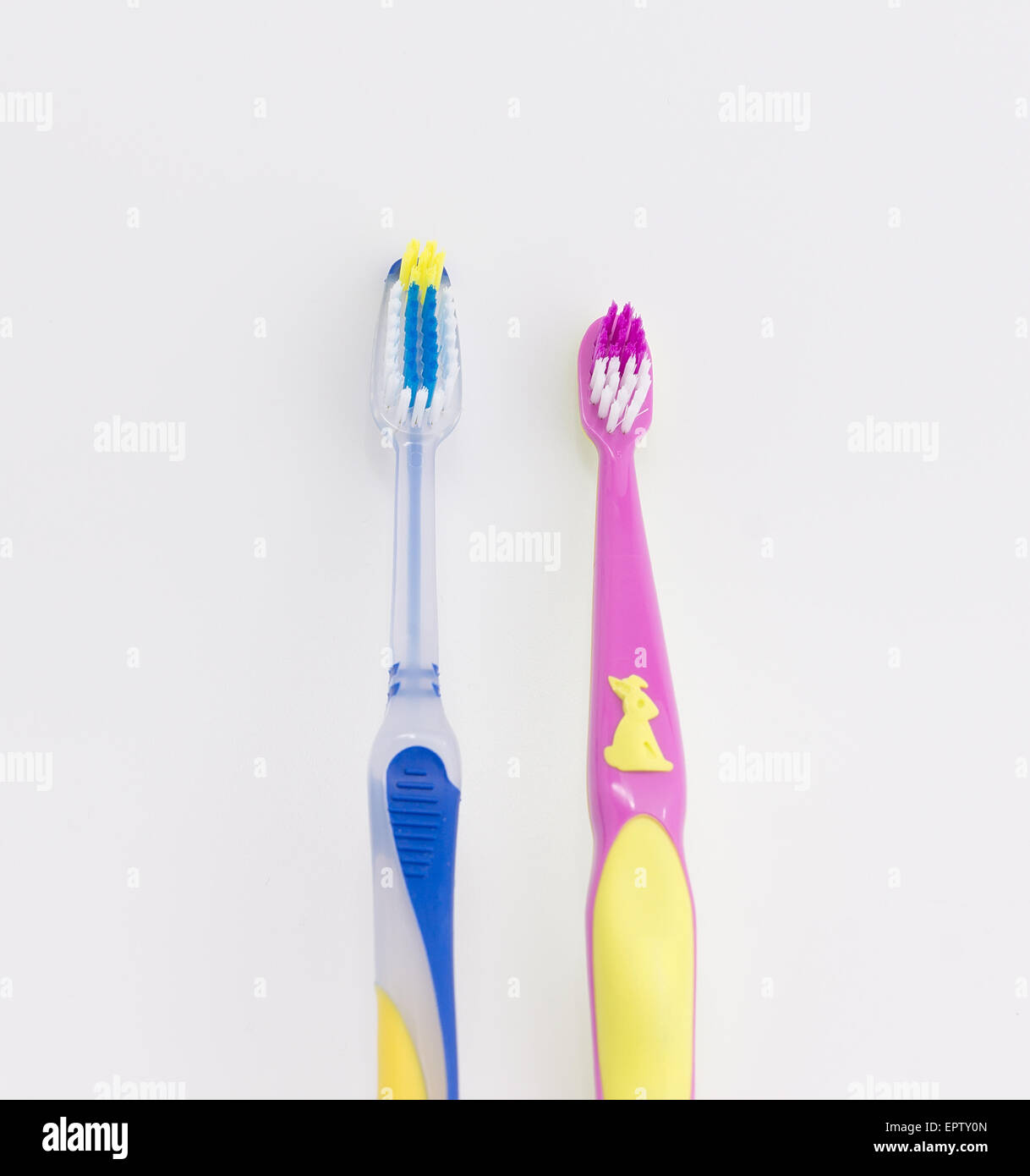 Grandi e piccoli spazzolini da denti fotografato su sfondo bianco Foto Stock