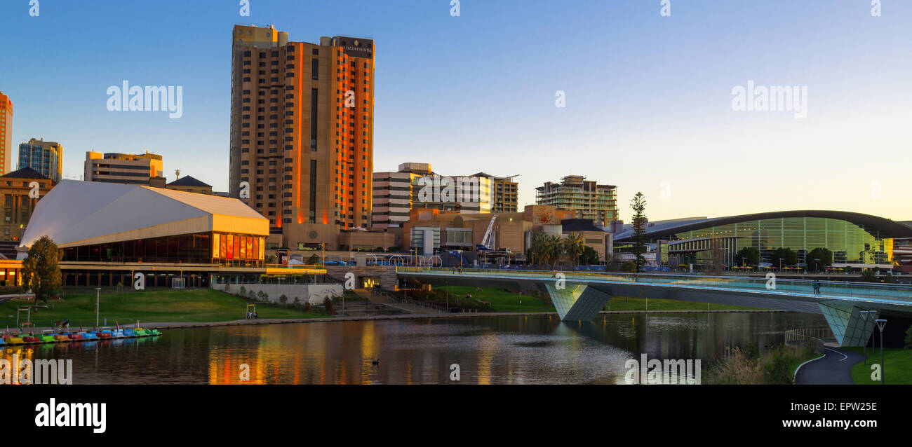 Città di Adelaide. Vista della città sul fiume Torrens. SA, Australia Foto Stock