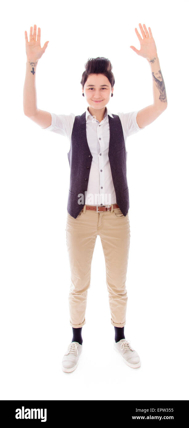 Giovane donna in piedi con le braccia alzate Foto Stock