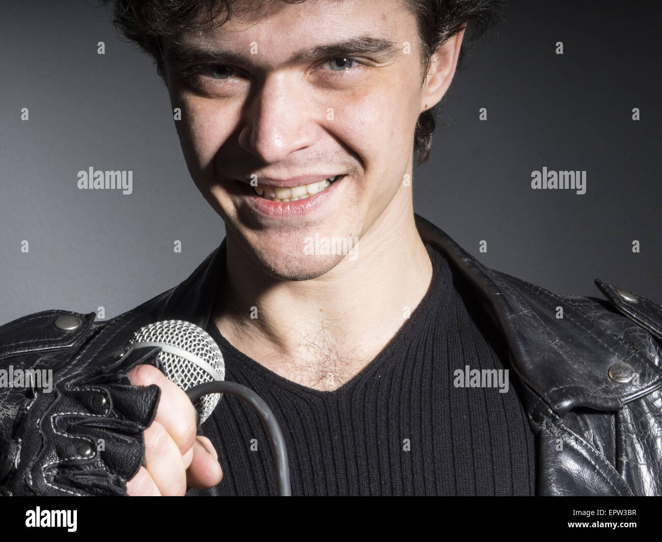 Febbraio 21, 2014 - il cantante Rock urlando sul microfono © Igor Golovniov/ZUMA filo/ZUMAPRESS.com/Alamy Live News Foto Stock