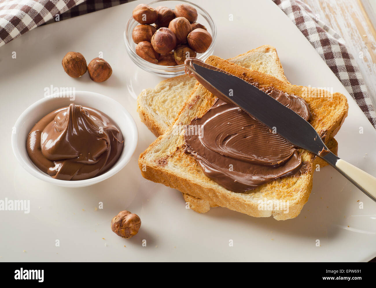 Toast con cioccolata spalmabile per una dolce colazione. Foto Stock