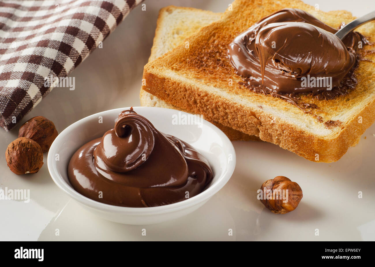 Toast fresco con i dolci di cioccolato da spalmare per colazione. Foto Stock