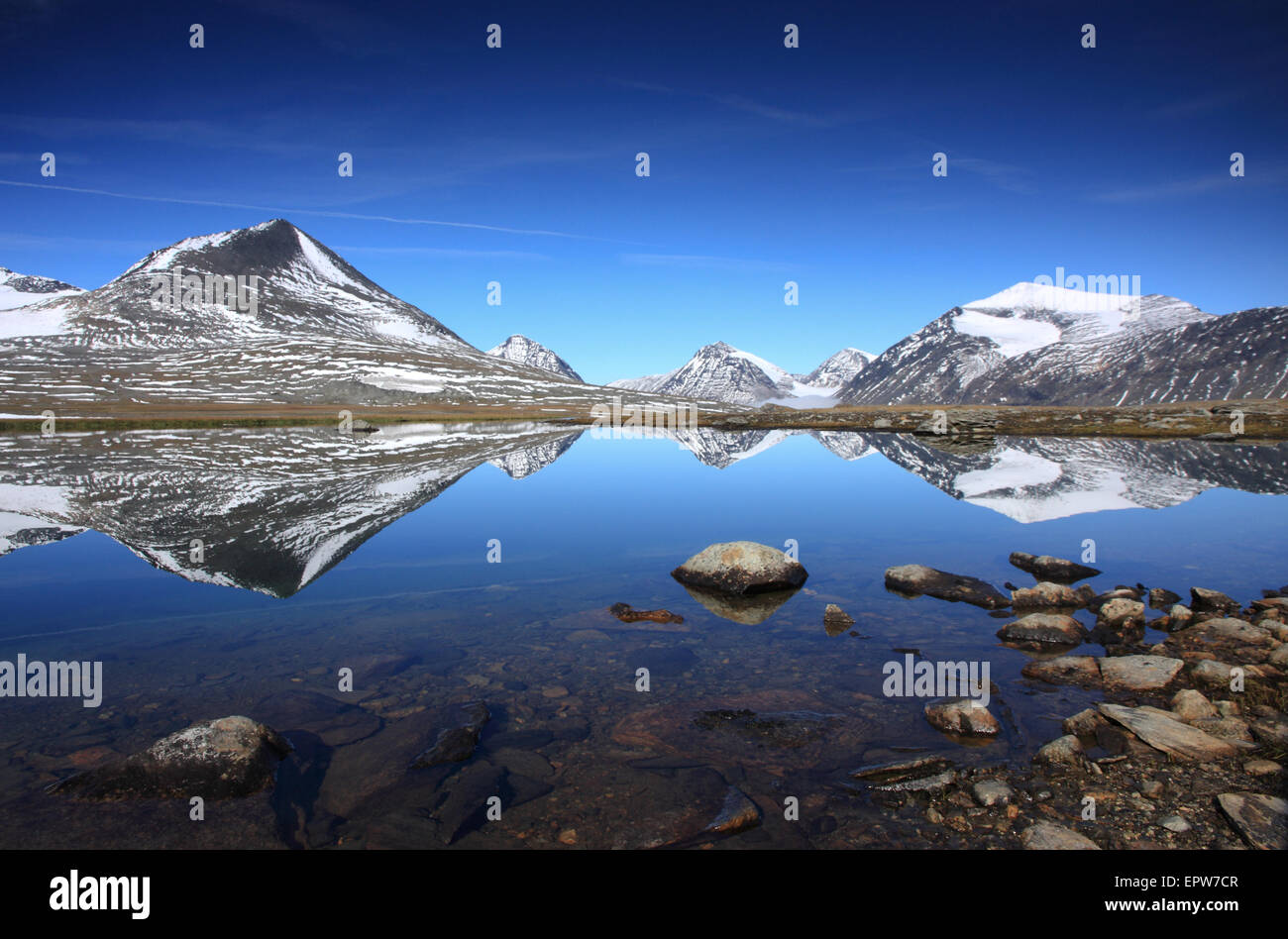 Riflessioni di un lago di montagna al di sopra del circolo polare. Foto Stock