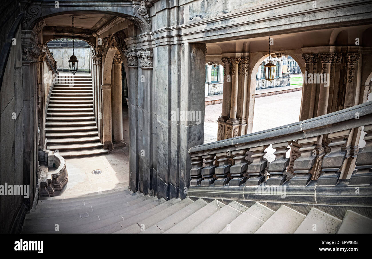 Vecchia storica scalinata di pietra, Zwinger di Dresda, in Germania. Foto Stock