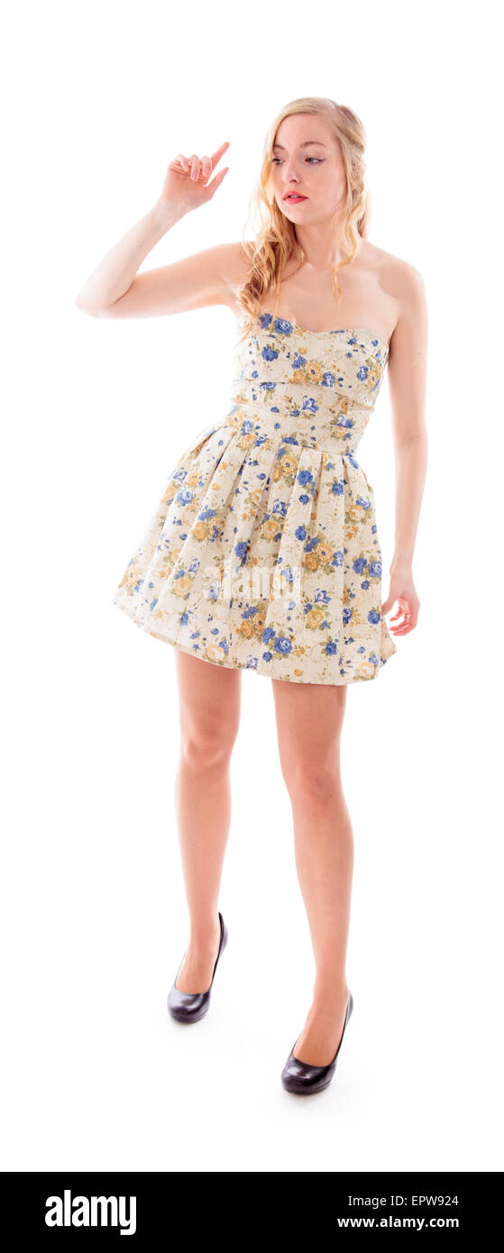 Bella giovane donna in piedi e rivolto verso l'alto Foto Stock