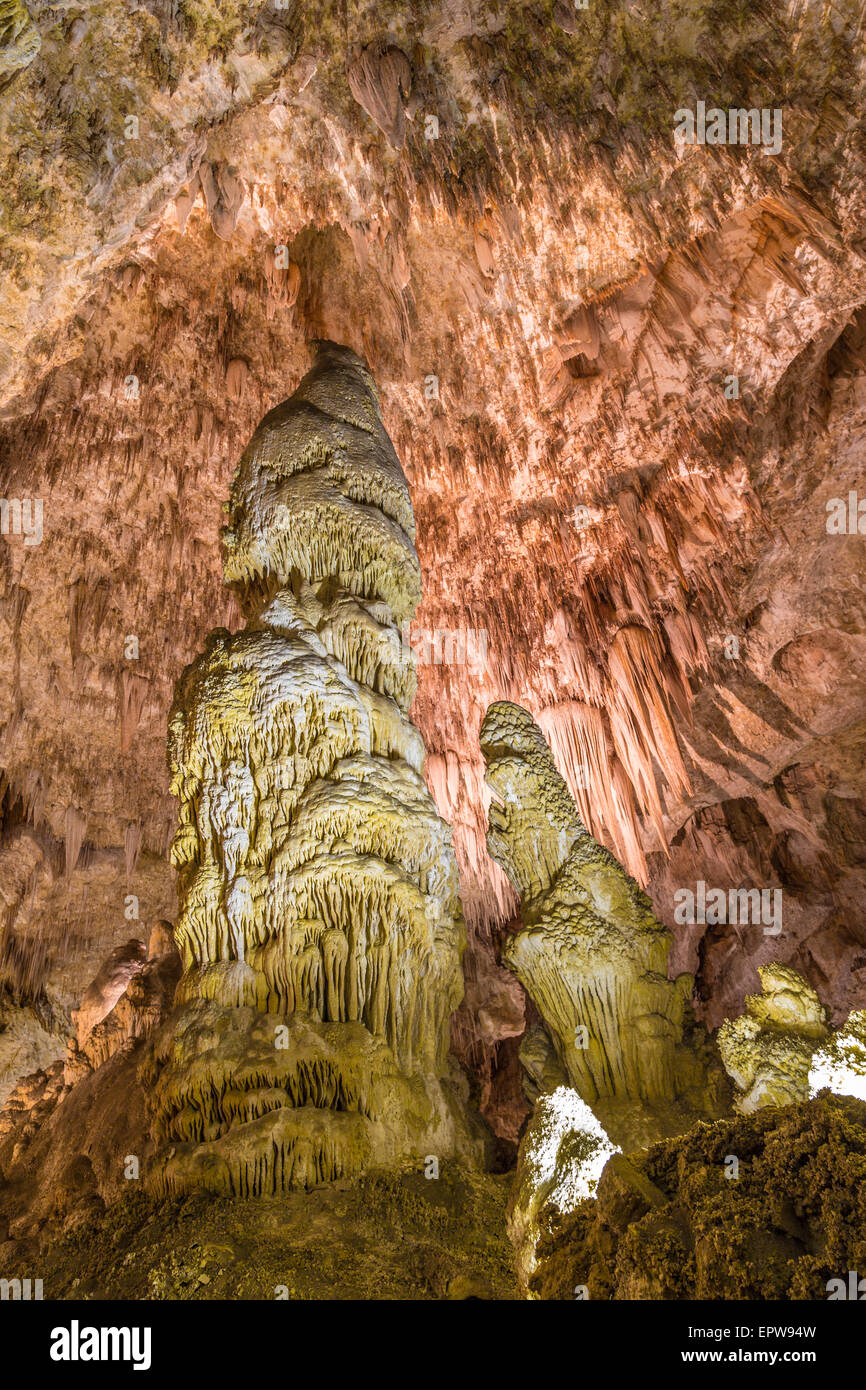 Enormi stalattiti in grotta dripstone, parco nazionale di Carlsbad Cavern, Nuovo Messico, STATI UNITI D'AMERICA Foto Stock