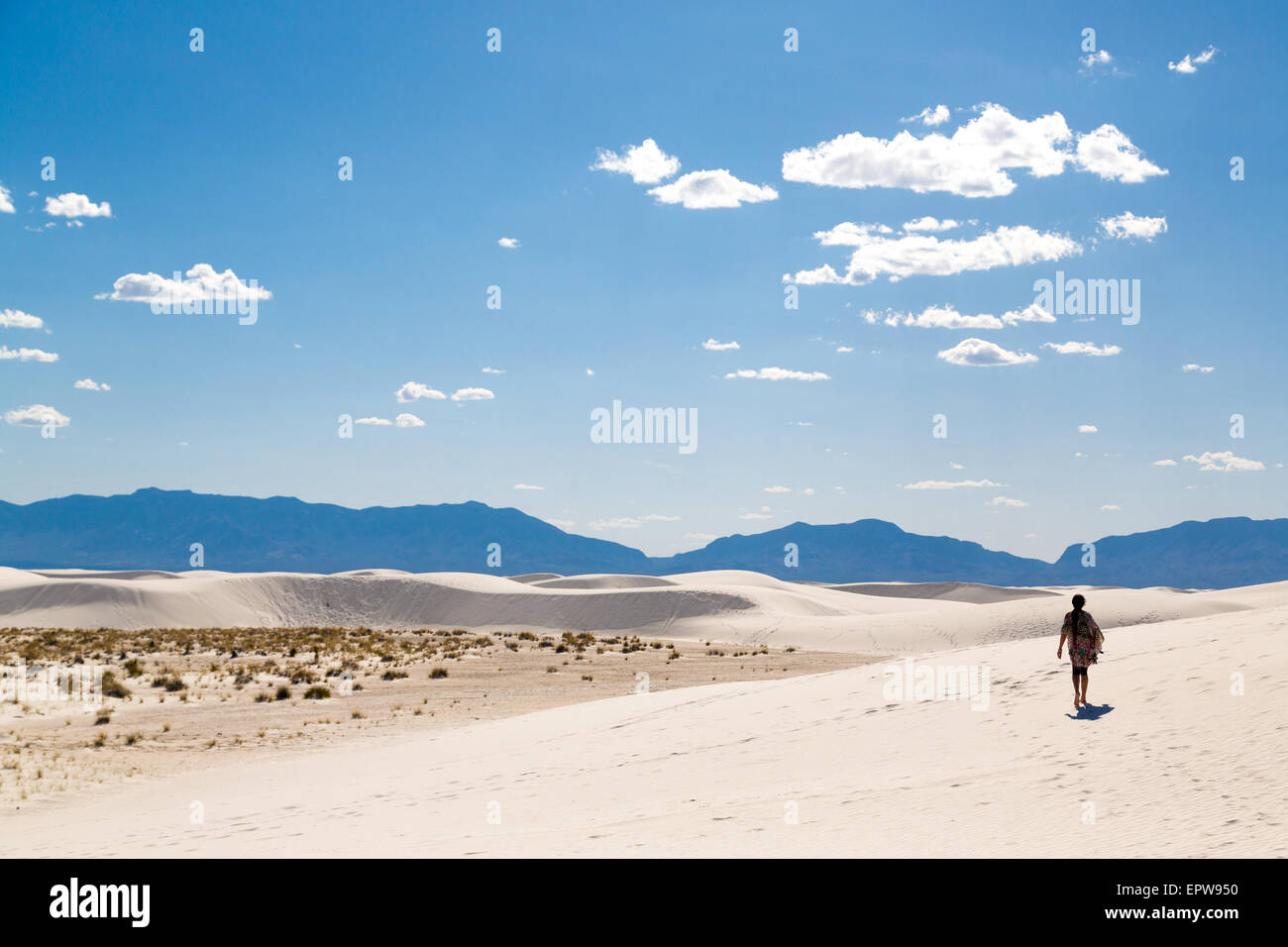 Le dune di sabbia, persona in controluce, montagne dietro, White Sands National Monument, Alamogordo, Nuovo Messico, STATI UNITI D'AMERICA Foto Stock