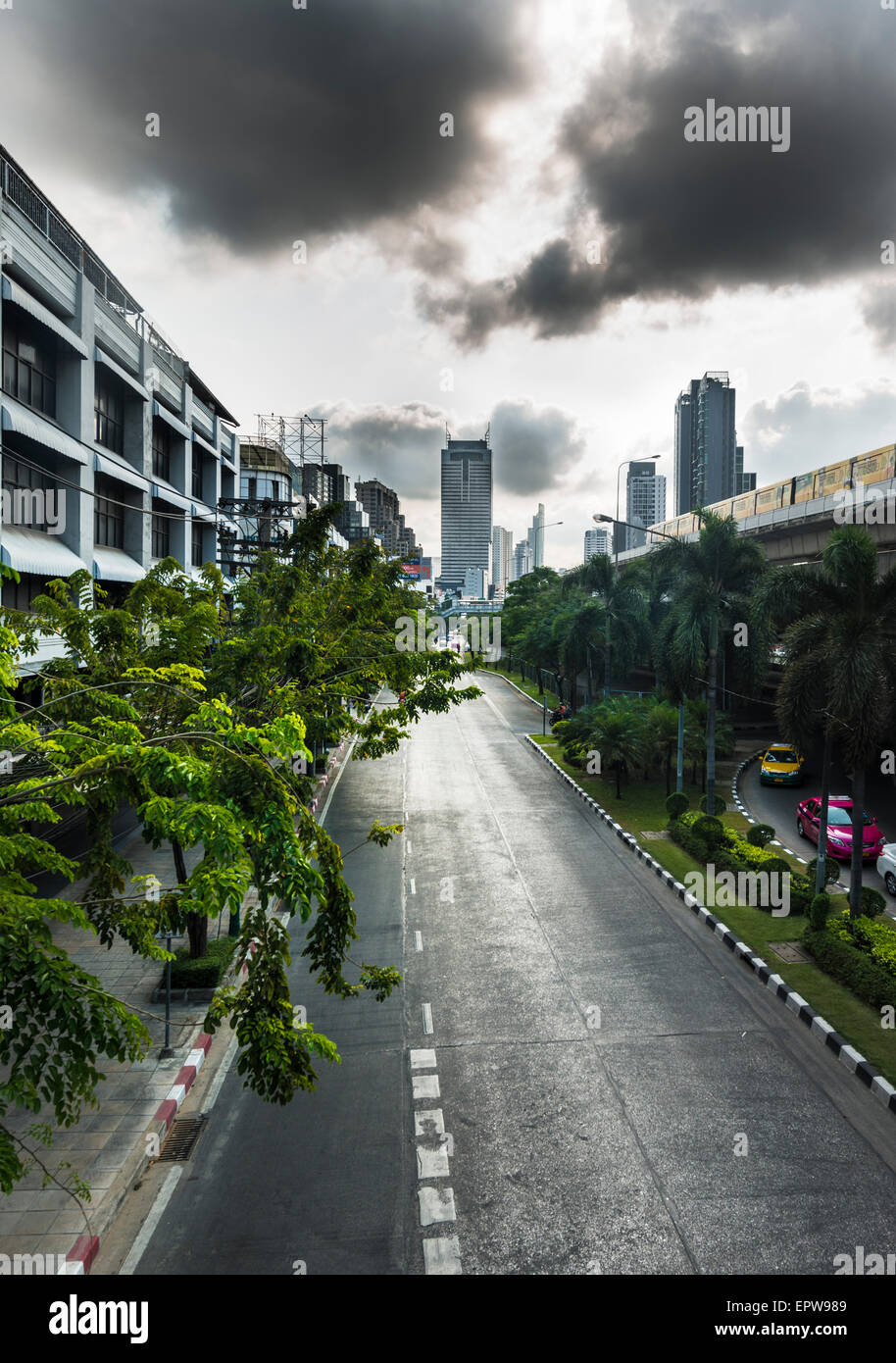 Empty street con grattacieli dietro, Bangkok, Thailandia Foto Stock