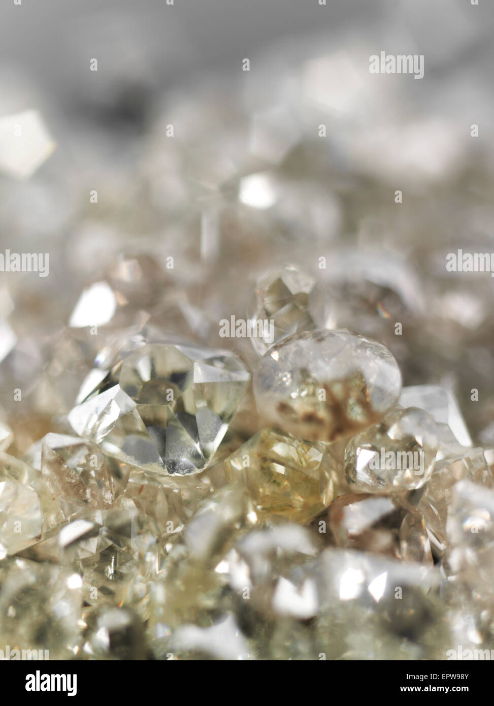Molti preziosi diamanti grezzi e tagliati per ulteriore elaborazione per il settore gioielleria Foto Stock