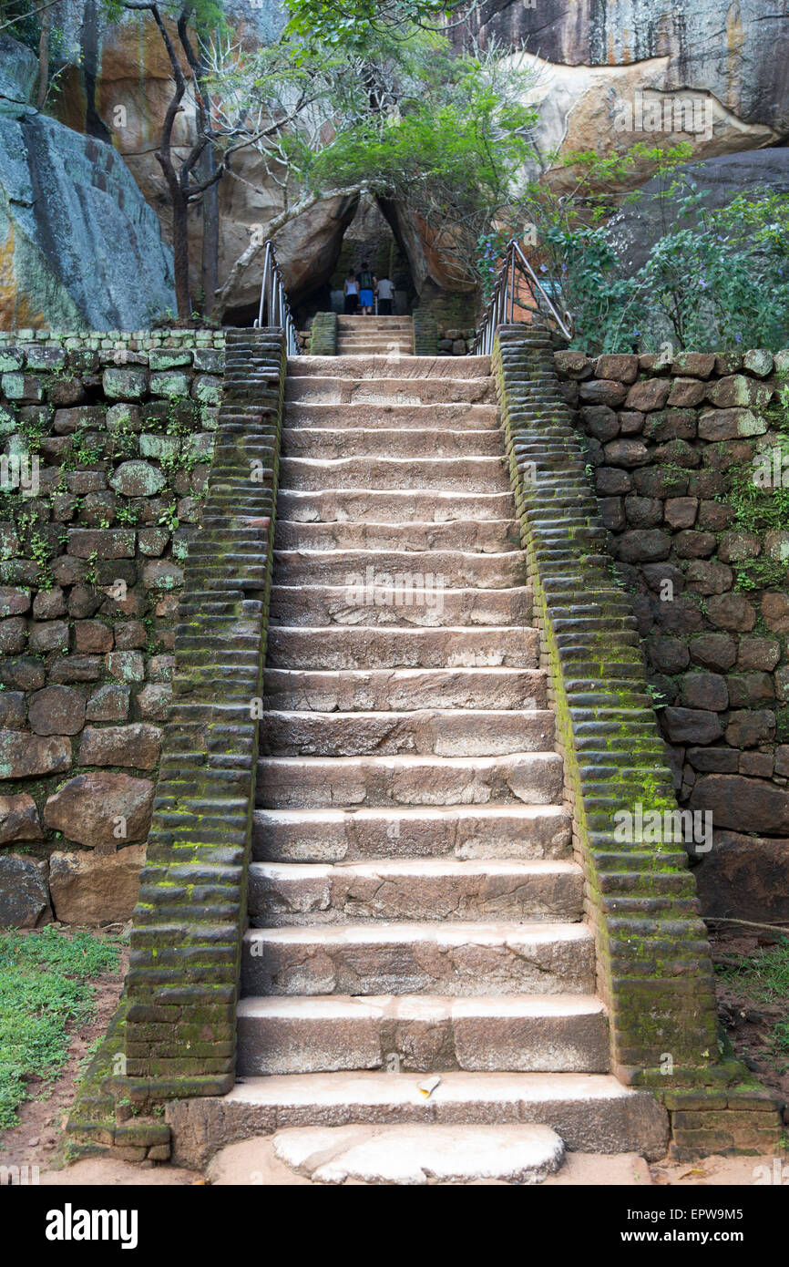 Persone salita a gradini della scala in pietra per il palazzo di Roccia di Sigiriya, provincia centrale, Sri Lanka, Asia Foto Stock