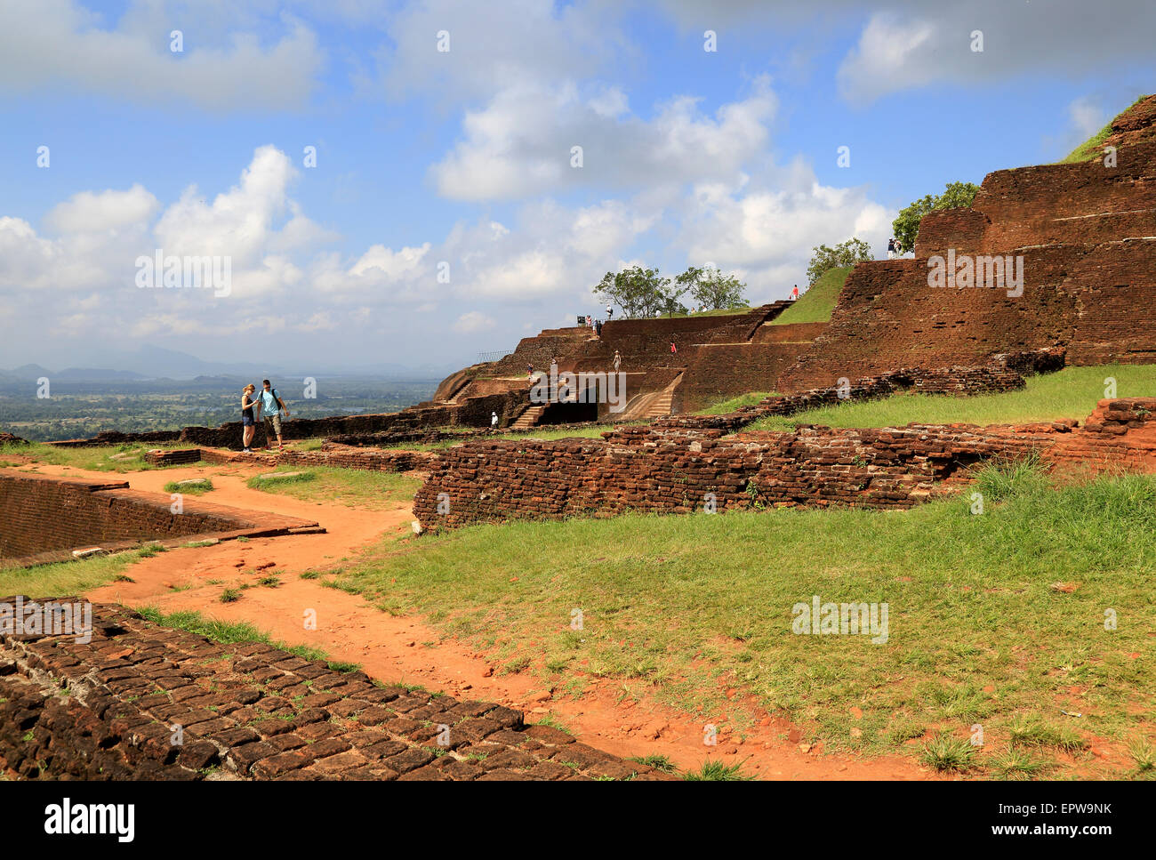 Edifici del palazzo rock fortezza sul rock summit, Sigiriya, provincia centrale, Sri Lanka, Asia Foto Stock