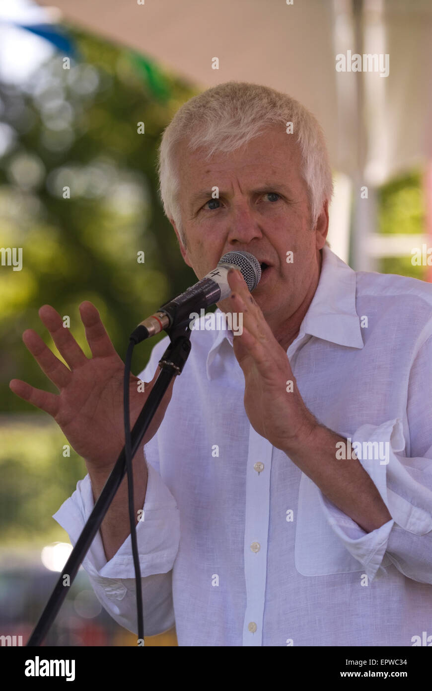 La cantante lirica Andy Hart esibirsi sul palco a livello locale festival di musica (CHIDDFEST 2015), Surrey, Regno Unito. Foto Stock