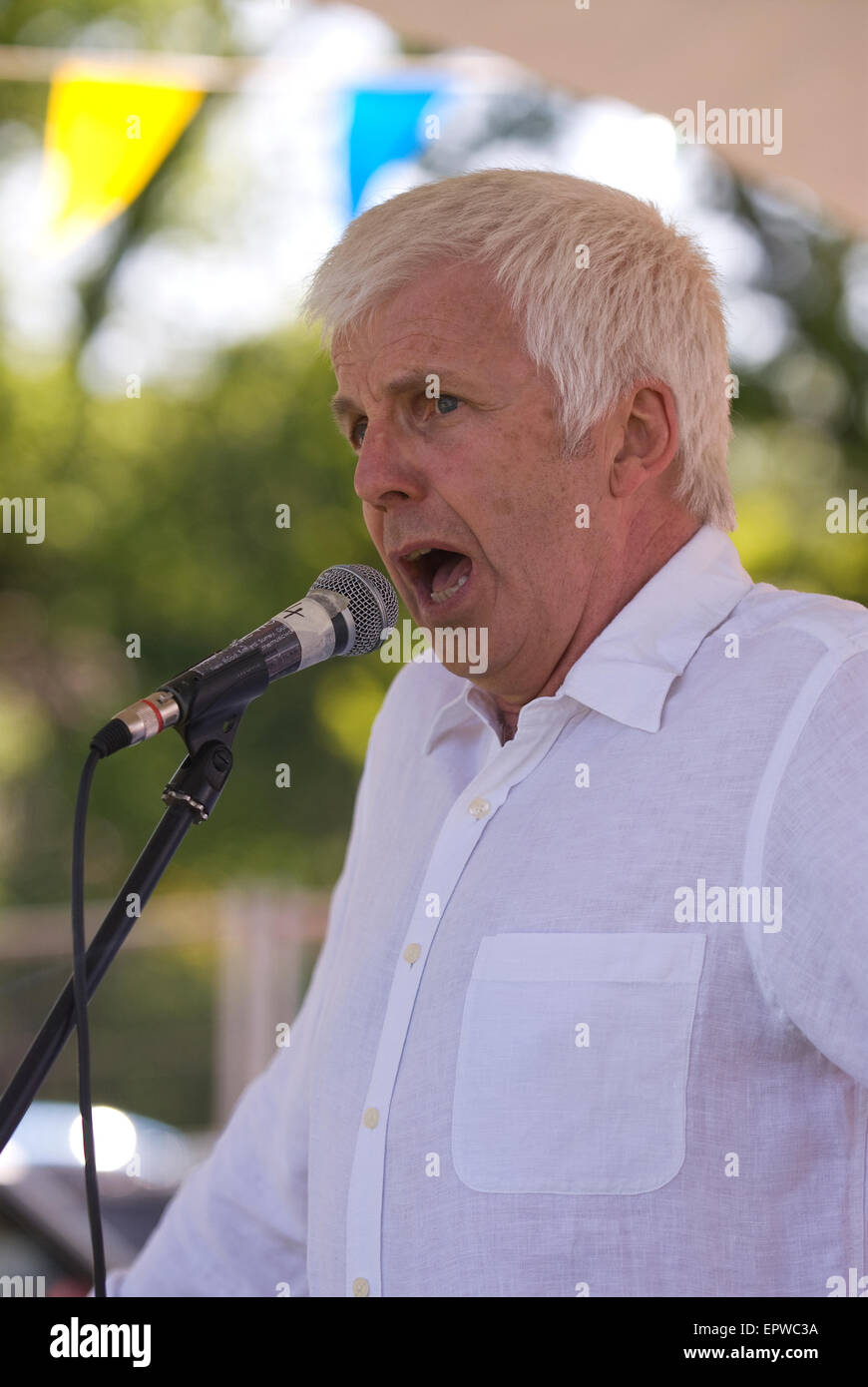 La cantante lirica Andy Hart esibirsi sul palco a livello locale festival di musica (CHIDDFEST 2015), Surrey, Regno Unito. Foto Stock