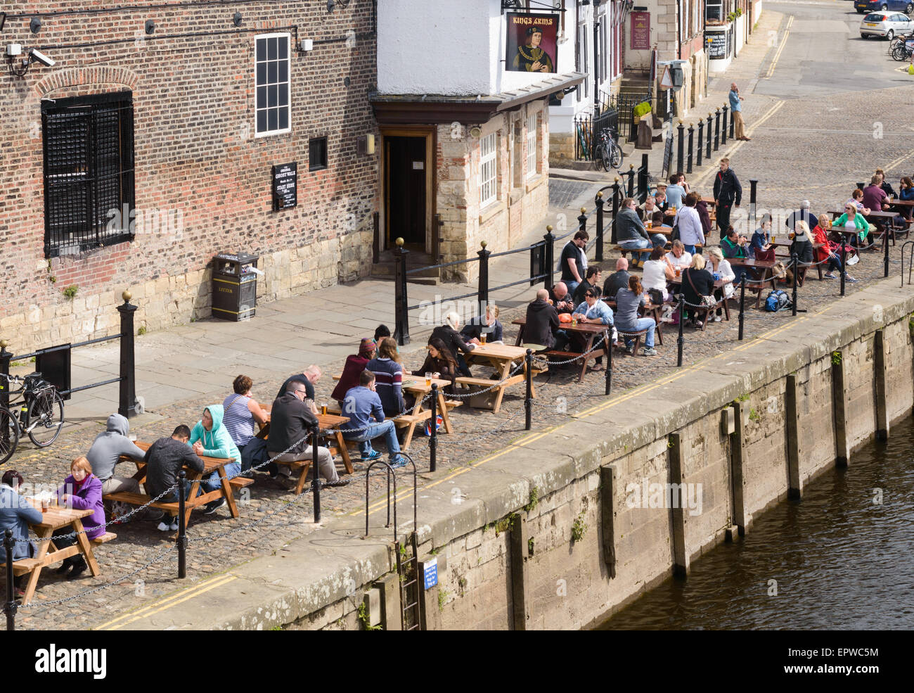 Le persone a bere al di fuori del "Re dei bracci dell' dal bordo del fiume Ouse. In York, Inghilterra Foto Stock