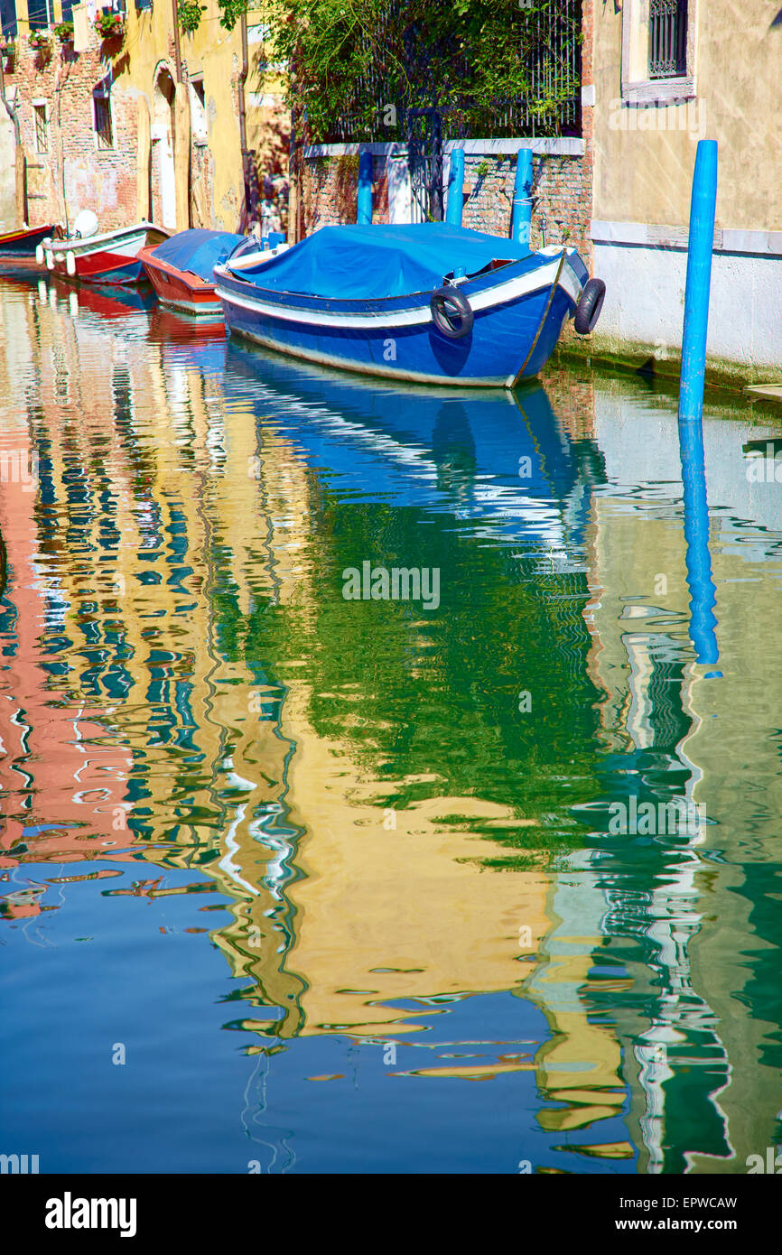 Canali di Venezia con la riflessione in acqua Foto Stock