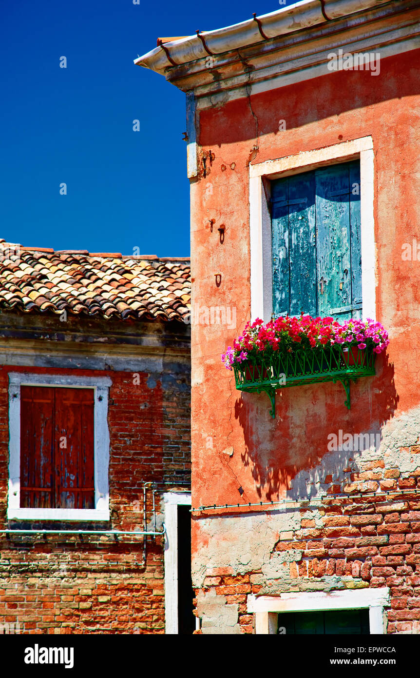 Murano di vecchi edifici e le finestre chiuse con tende da sole, Veneto, Italia Foto Stock