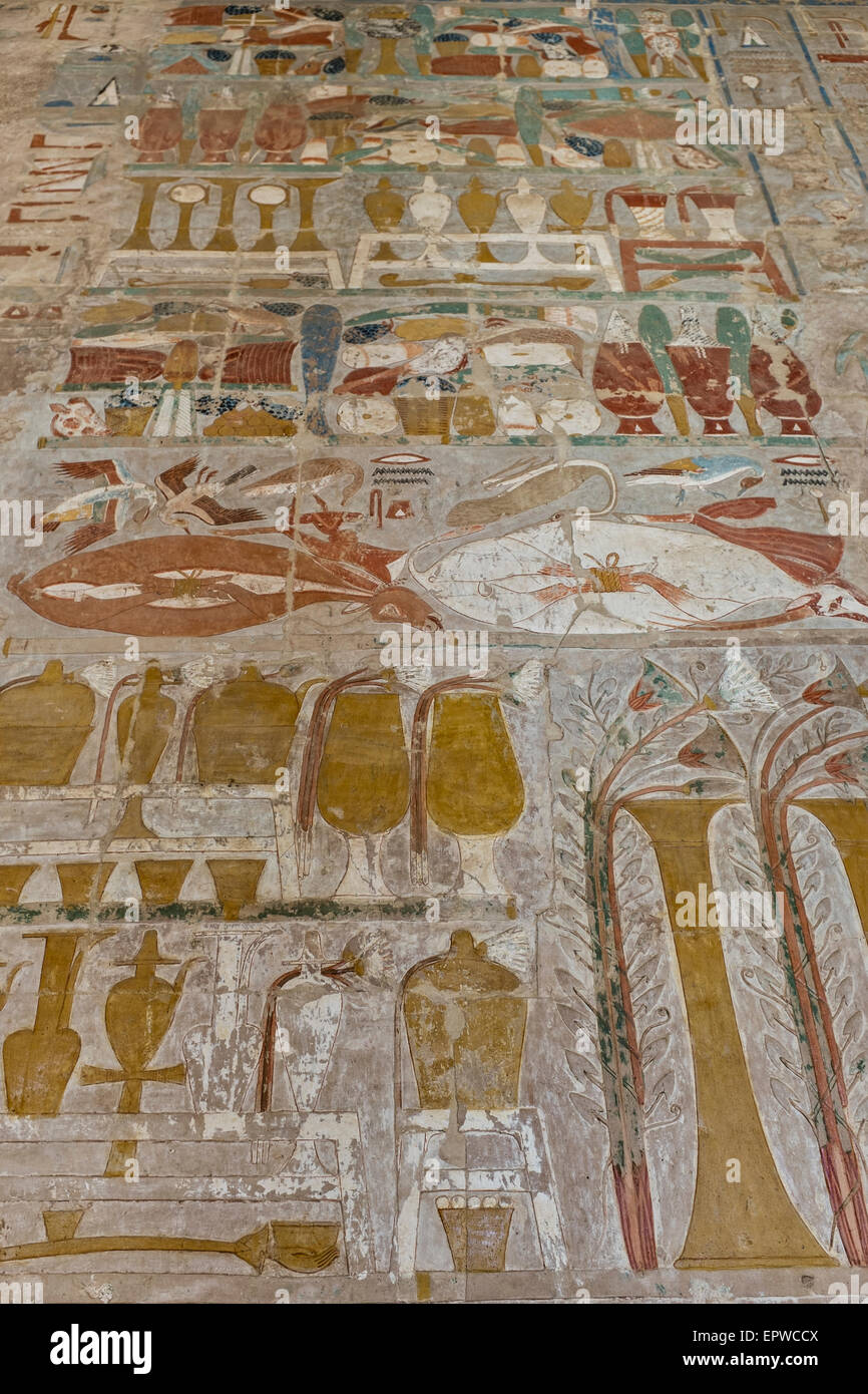 Dipinto luminosamente heiroglyphics sulla terrazza superiore della Regina Hatshepsut il tempio mortuario, Deir el-Bahri, Luxor, l'Alto Egitto Foto Stock