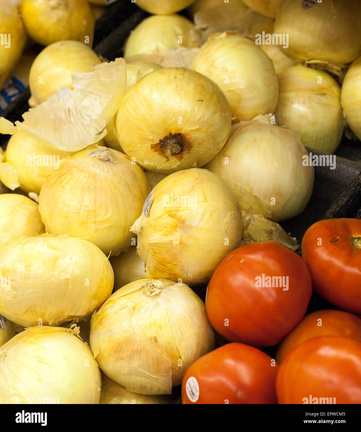 Le cipolle e i pomodori per la vendita su un mercato in stallo Foto Stock Le cipolle e i pomodori per la vendita su un mercato in stallo Foto Stock