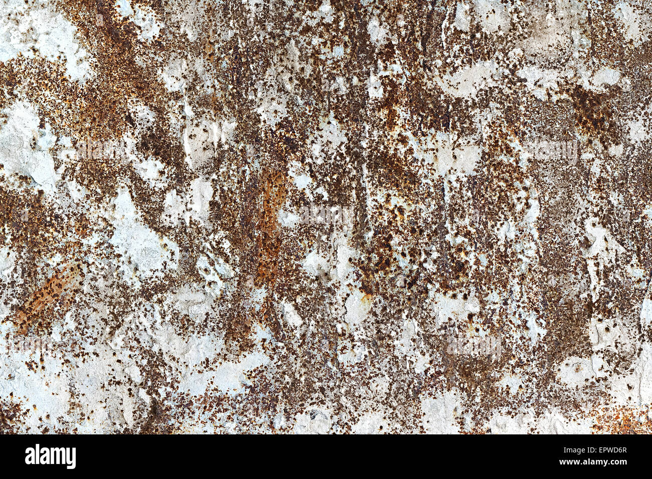 Vecchio arrugginito lamiera di ferro con macchie di cemento essiccato in background Foto Stock