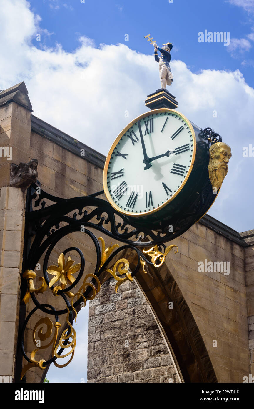 Il famoso doppio clock di fronte al di fuori di San Martin-Le-Grand Chiesa da Coney Street. In York, Inghilterra, Foto Stock