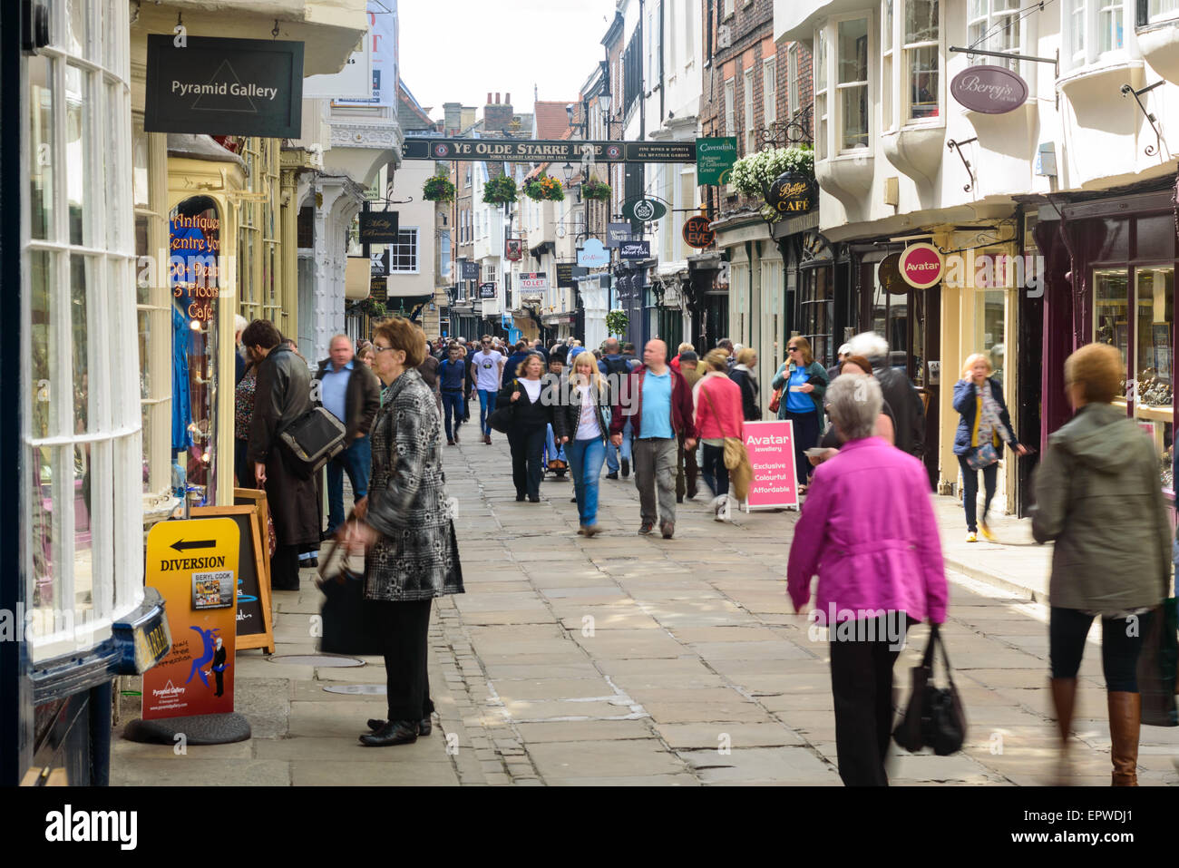 I turisti in visita e shopping in York Stonegate popolare via dello shopping. In York, Inghilterra Foto Stock