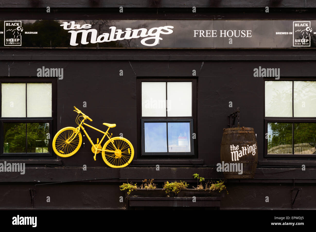 La facciata di 'The Maltings' gratuitamente casa, adornata con giallo bike, in York, Inghilterra Foto Stock