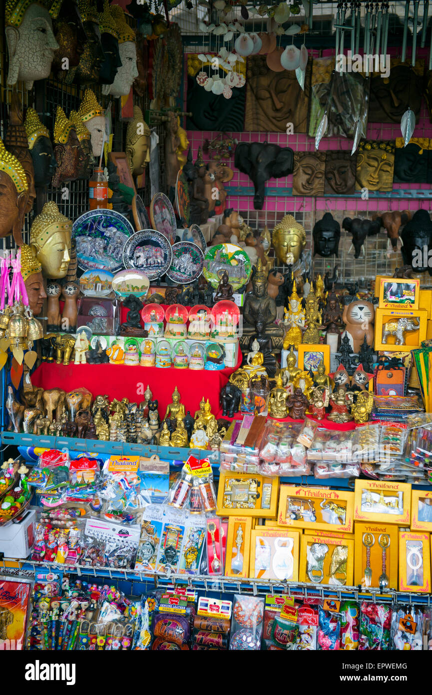 BANGKOK, Tailandia - 27 ottobre 2014: coloratissimo stand di souvenir in miniatura con statue di Buddha seduto, tuk-tuks e memoriali. Foto Stock