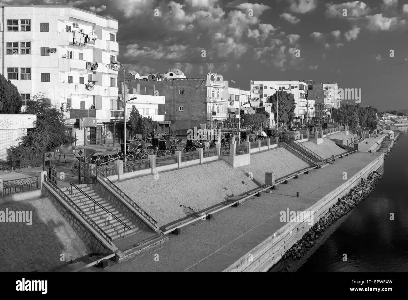 Svuotare ormeggi e banchine sul lungomare a Esna, poco dopo l'alba sul Nilo, Alto Egitto Foto Stock