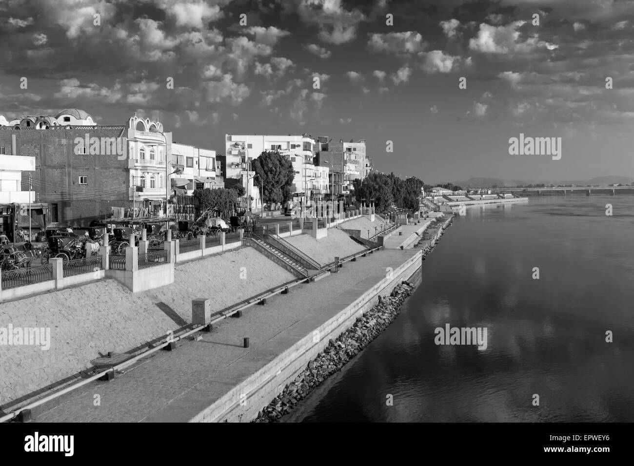Svuotare ormeggi e banchine sul lungomare a Esna, poco dopo l'alba sul Nilo, Alto Egitto Foto Stock