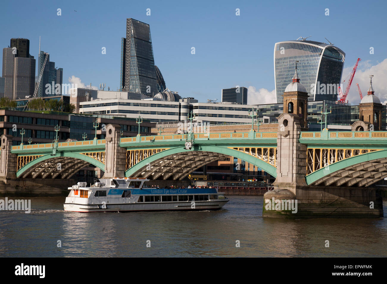 Vista del fiume Tamigi e la Southwark Bridge di Londra. Foto Stock